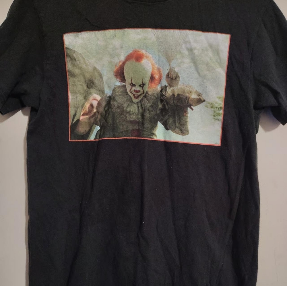 Women's IT T-shirt Size small